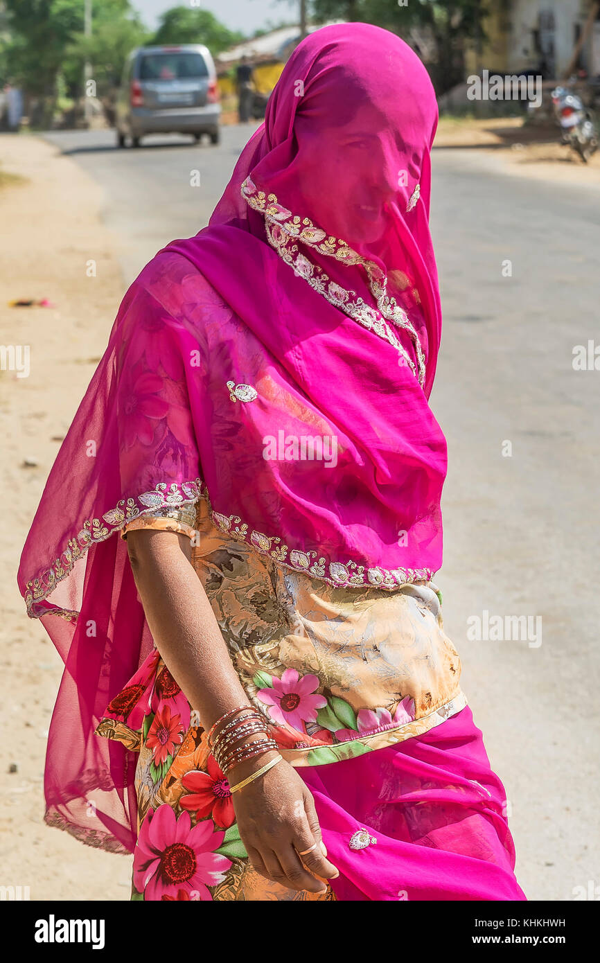 Femme indienne couverte de voile fuchsia, Rajasthan, Inde Banque D'Images