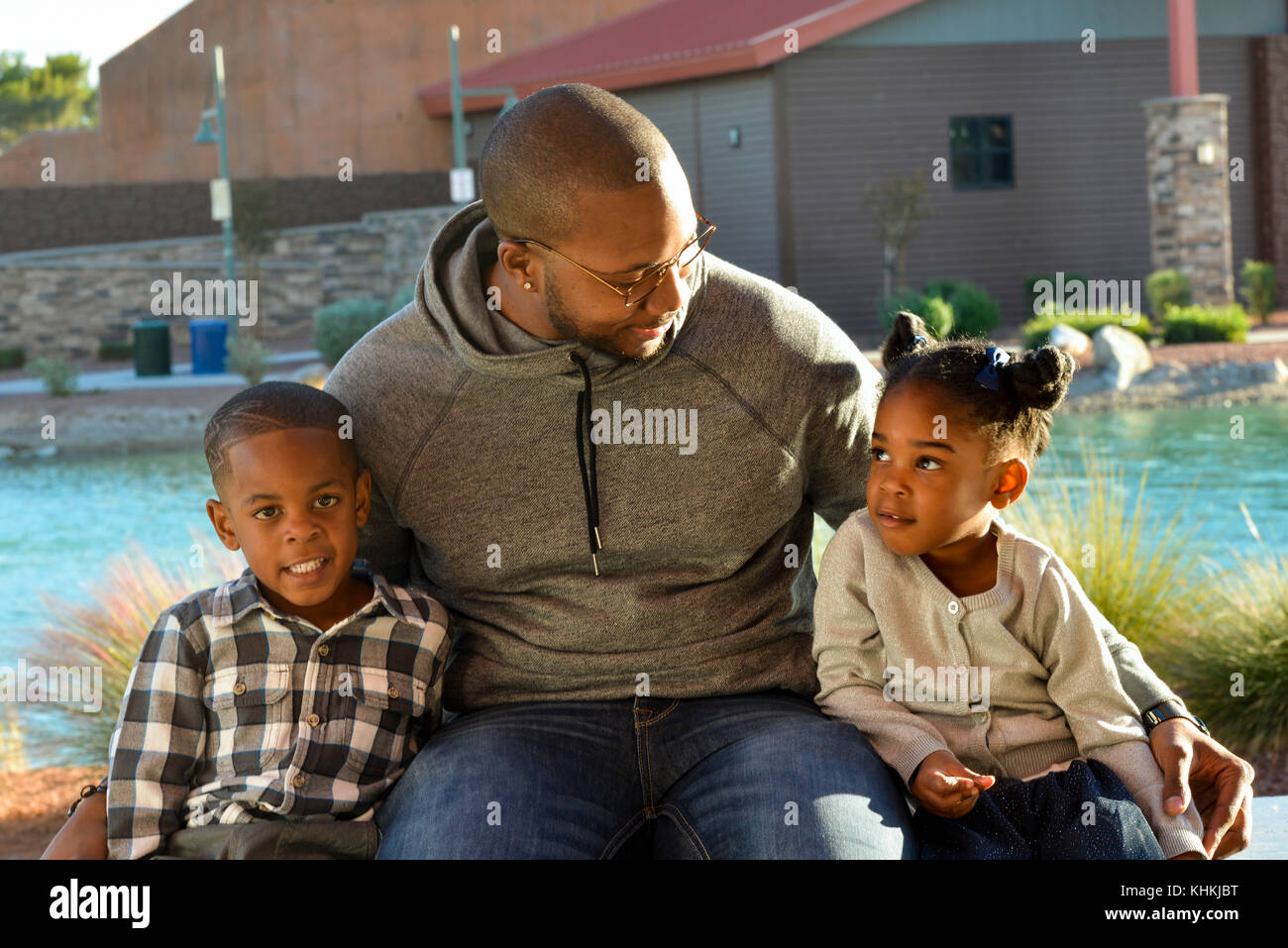 African American Man avec son fils et sa fille dans un parc. Banque D'Images