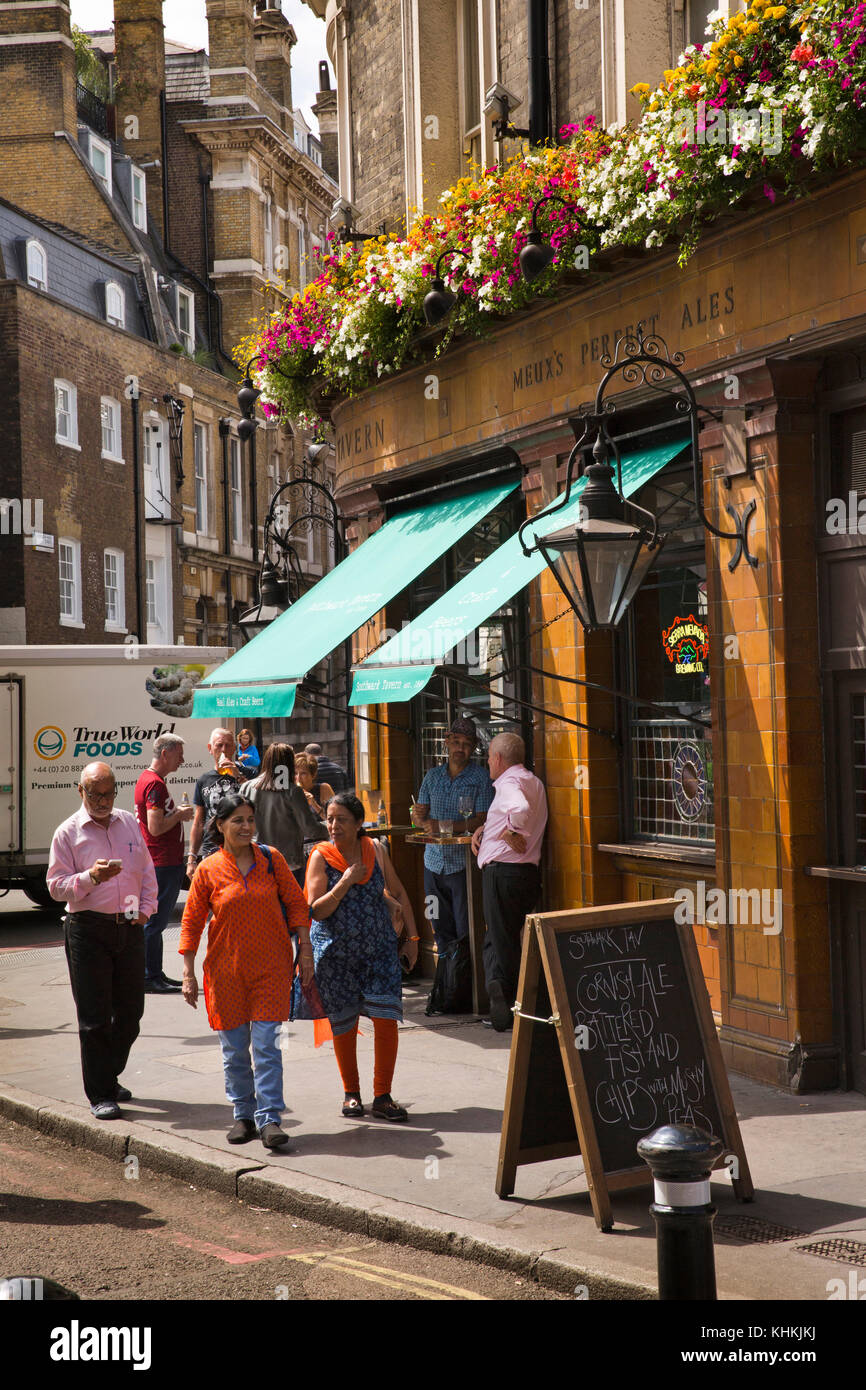 UK, London, Southwark, Stoney Street, floral paniers suspendus à l'extérieur de Southwark Tavern Banque D'Images