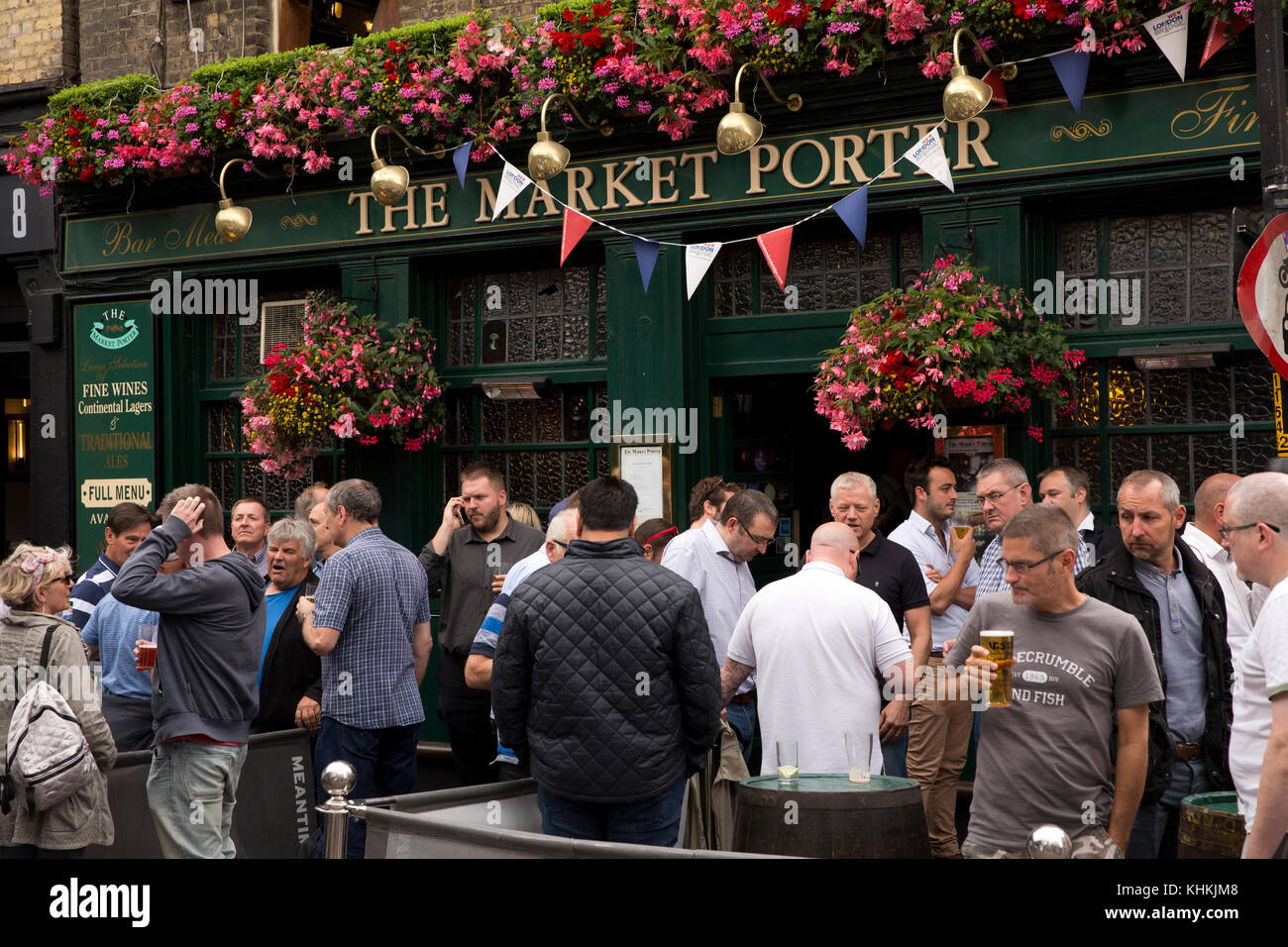 UK, London, Southwark, Stoney Street buveurs, des paniers suspendus à l'extérieur de fleurs ci-dessous Porter marché pub Banque D'Images