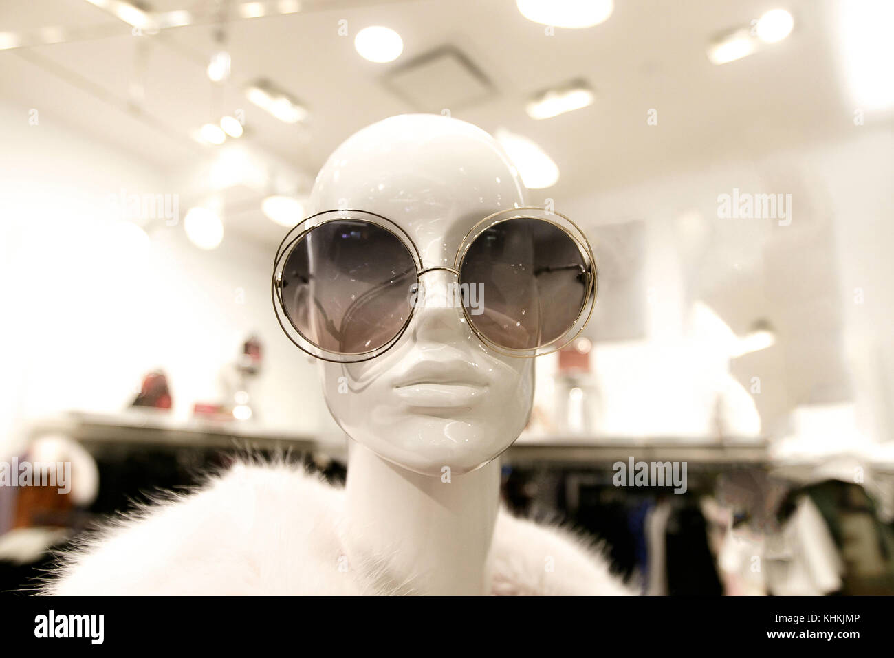 Closeup of a female mannequin portant un immense lunettes rondes et un manteau de fourrure. Banque D'Images