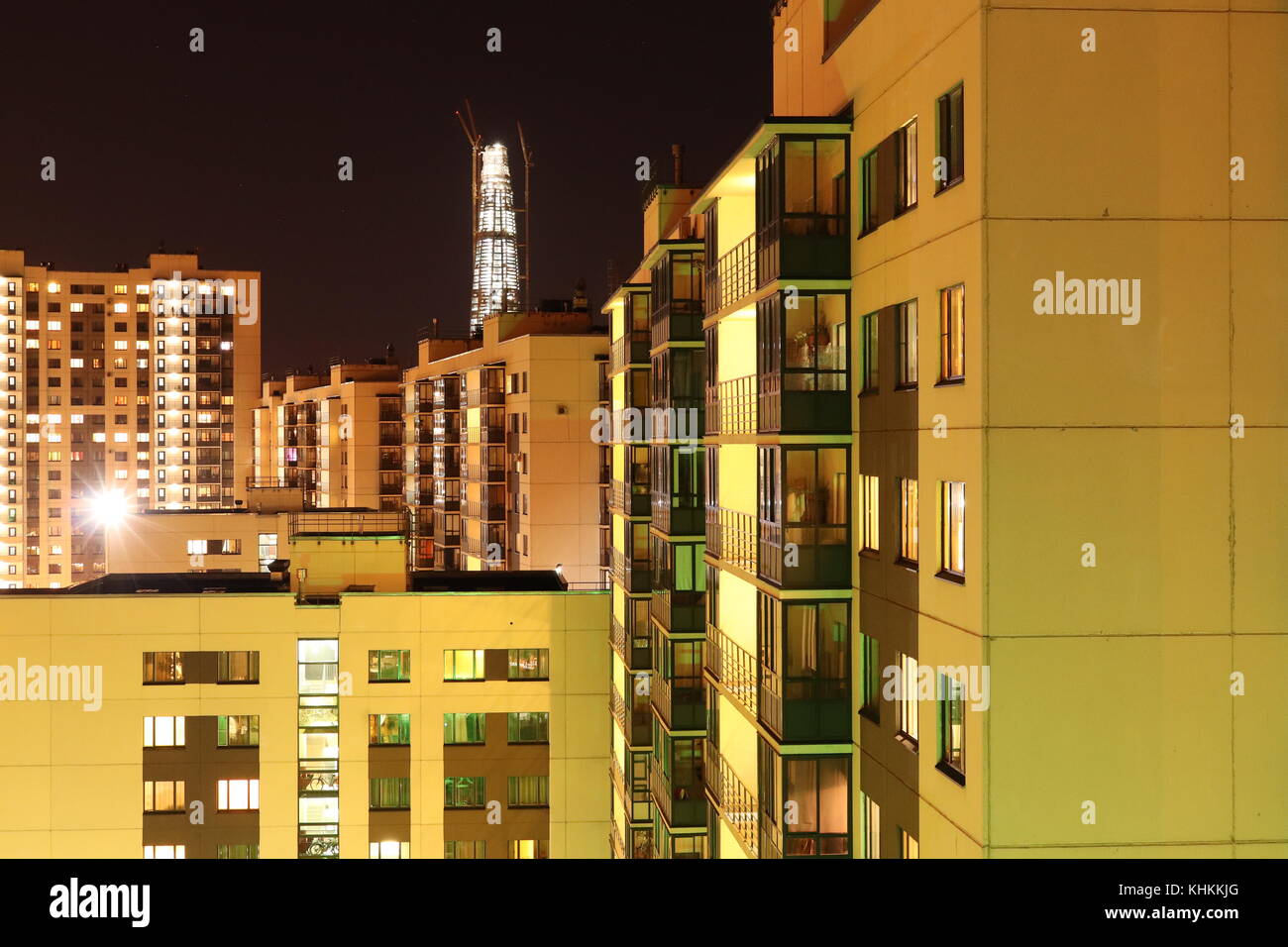 Lumières nocturnes. Aménagement paysager de plusieurs bâtiments à plusieurs étages. Banque D'Images