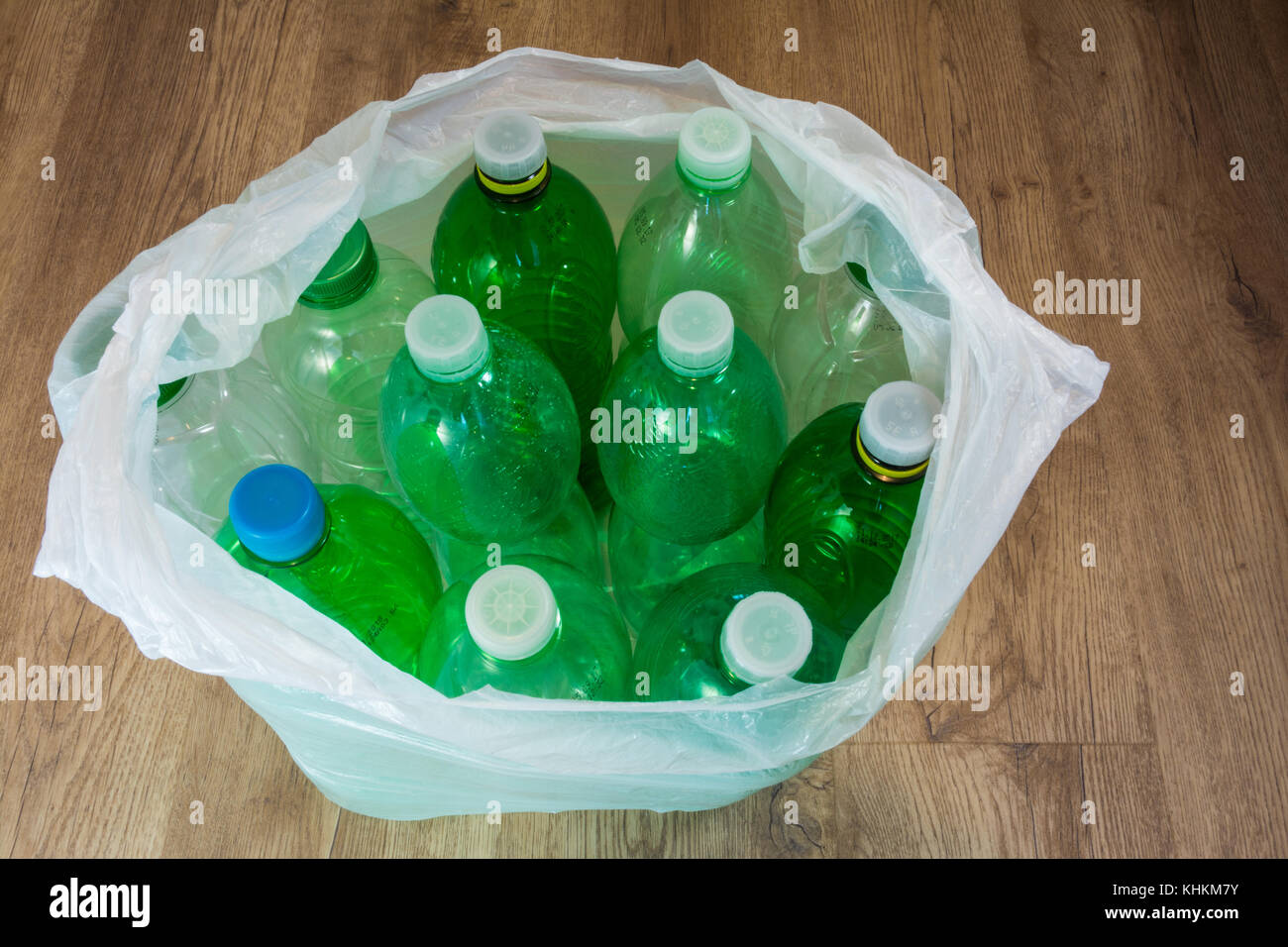 Bouteilles en plastique vert avec bouchon. séparation écologique des déchets ménagers. les bouteilles en PET vides dans un sac en plastique. Banque D'Images