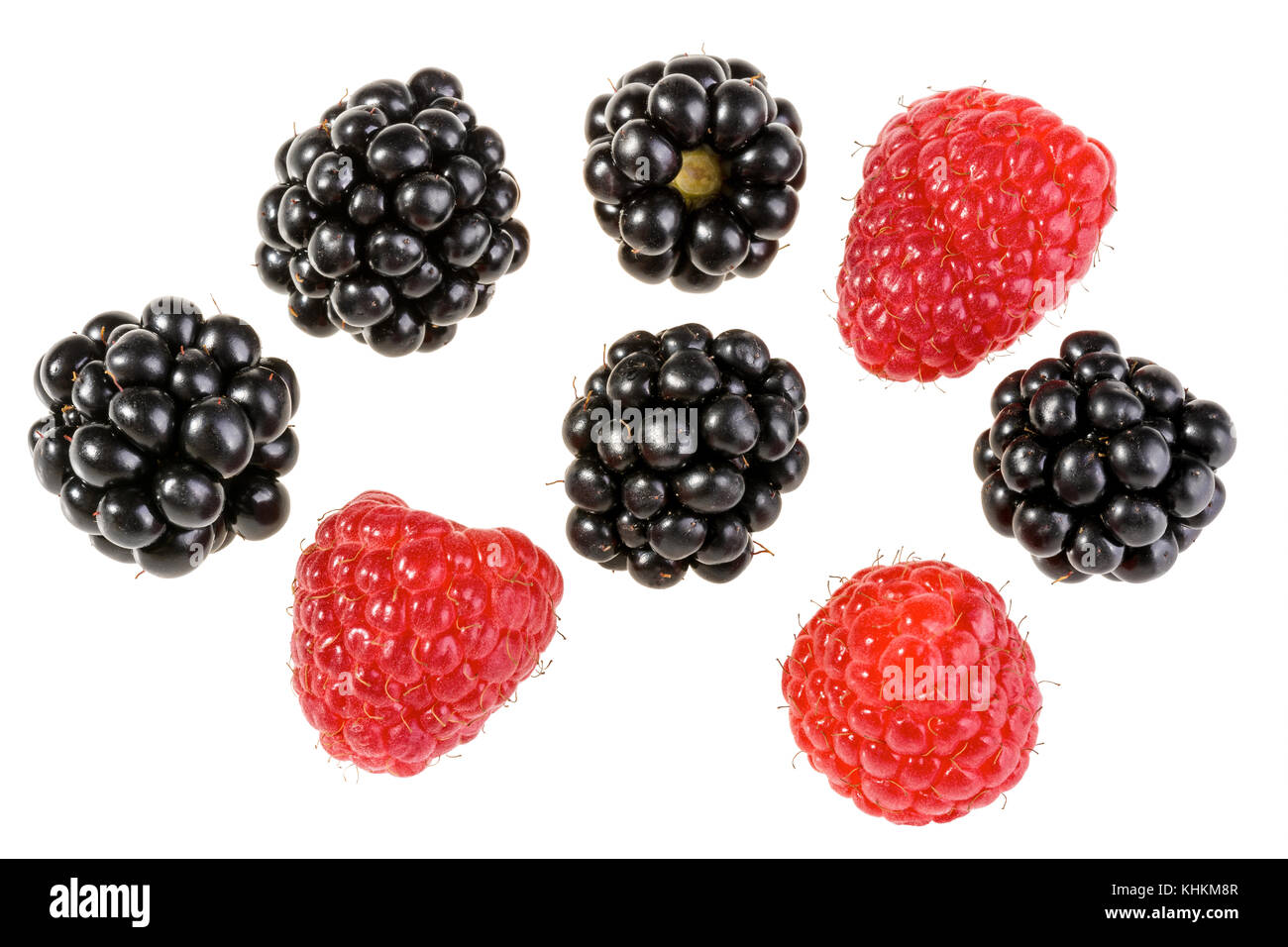 Groupe de mûres et framboises juteuses délicieux. collection de fruits de la forêt isolé sur fond blanc. Banque D'Images