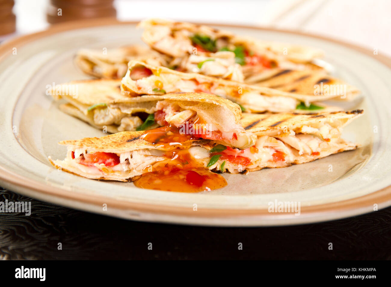 Quesadillas au poulet coupées en quartiers Banque D'Images