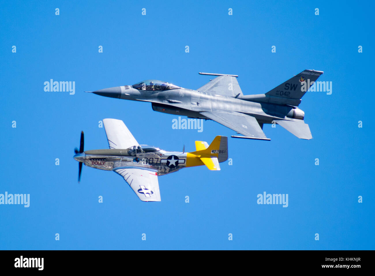 F16 et p51 mustang avions Banque D'Images