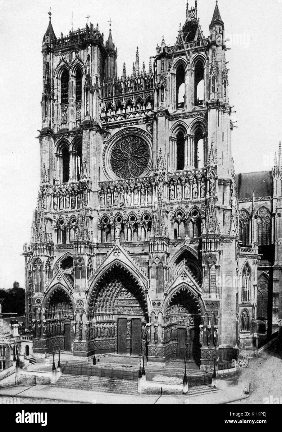Vue de la cathédrale d'Amiens, qui a été appelée 'le Parthénon de l'architecture gothique', 22 rois de France ornent la galerie dans la façade, Amiens, France, juillet 1922. Banque D'Images