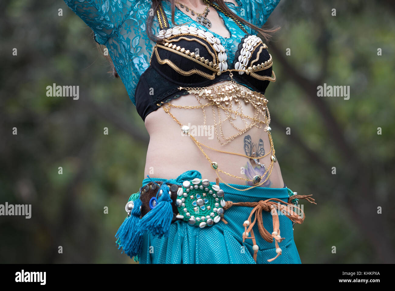 Woman belly dance à une exécution publique à San Miguel de Allende, Mexique Banque D'Images