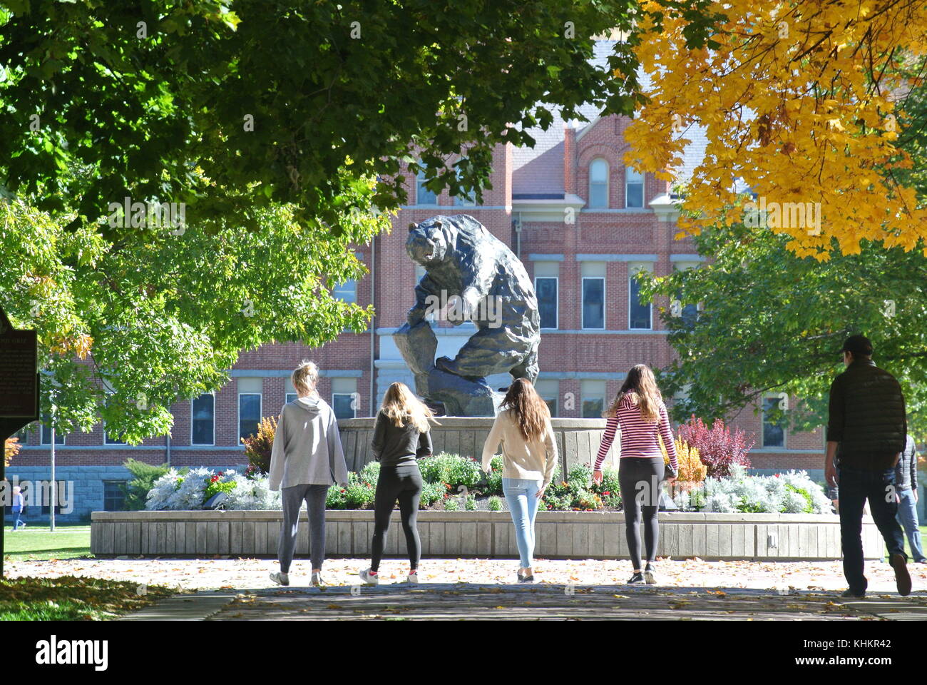 Les élèves à pied l'ovale à l'Université du Montana campus Banque D'Images