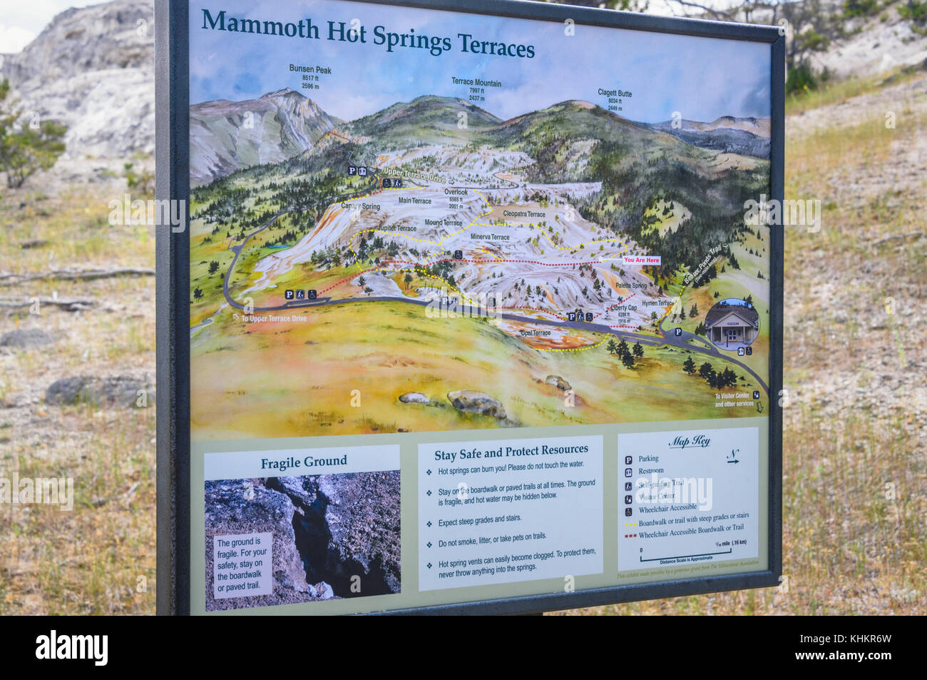 Le parc national de Yellowstone, Wyoming, USA - Le 17 juillet 2017 : mammoth hot springs site, panneau. Le parc de Yellowstone Banque D'Images