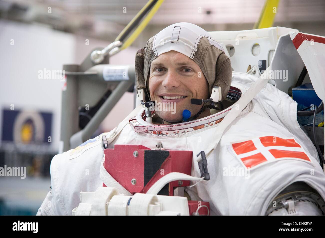 Andreas Mogensen, astronaute de l’ESA, se prépare à entrer dans le laboratoire de flottabilité neutre pour une sortie sous-marine au Johnson Space Center le 1er avril 2013 à Houston, au Texas. Banque D'Images