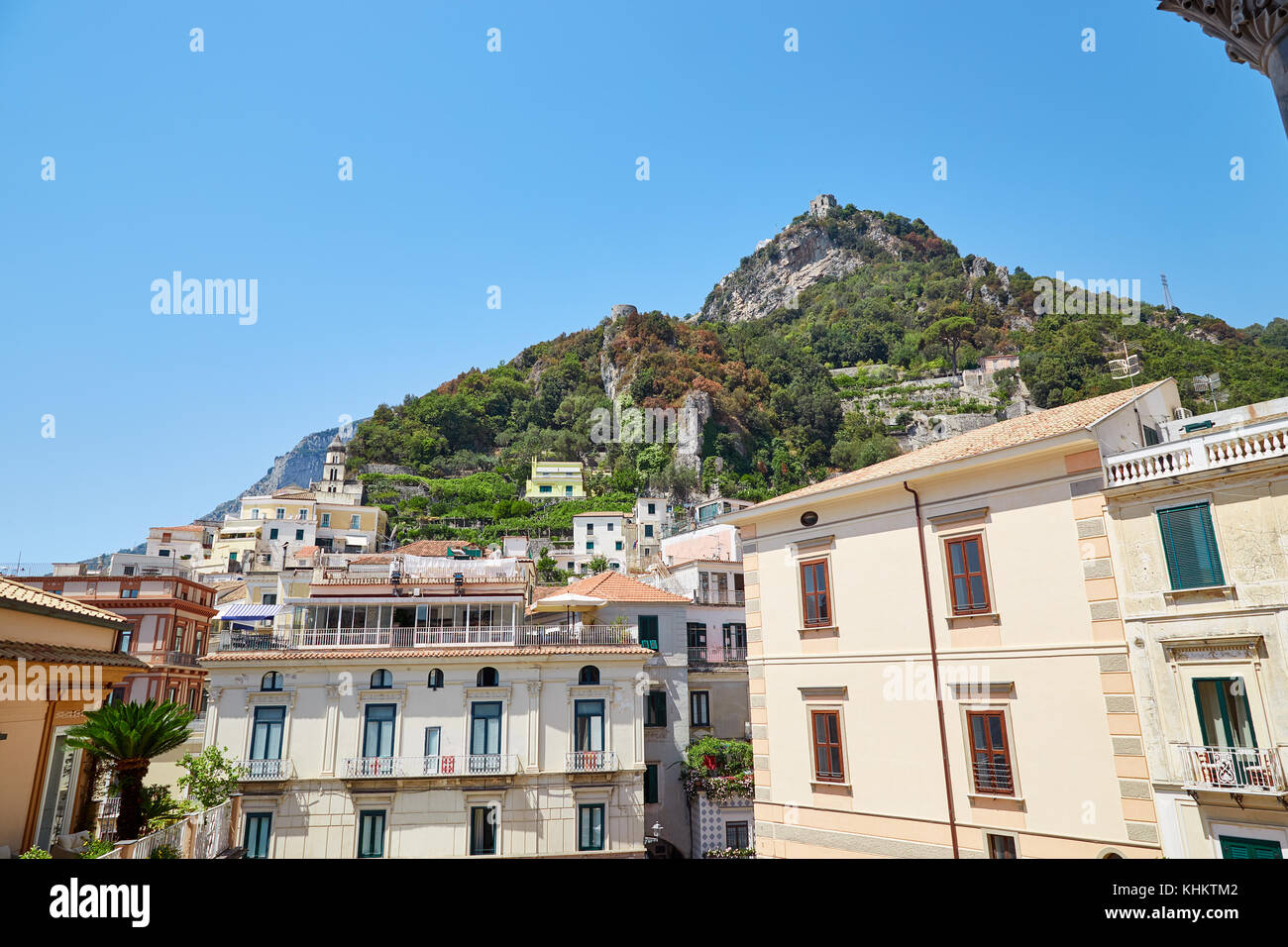 Vue de la ville de amalfi de l'escalier de la Duomo local dans un clair d'été journée ensoleillée avec des montagnes en arrière-plan. Amalfi, Italie. Banque D'Images