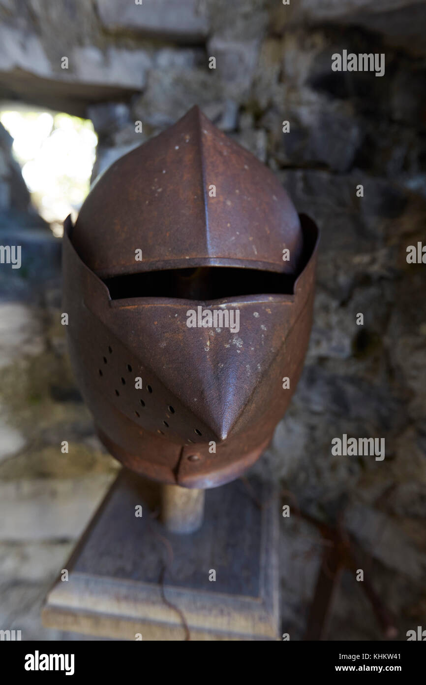 Suite de l'armure sur l'affichage à Castello di Vezio watchtower, Varenna, Lecco, Lombardie, Italie. Banque D'Images