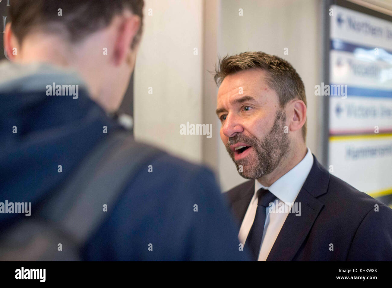 Le directeur général du métro de Londres Mark Wild se tient devant une plaque souvenir alors qu'il discute du 30e anniversaire du feu de la Croix du Roi qui a coûté la vie à 31 personnes en 1987, à la gare de Londres. Banque D'Images