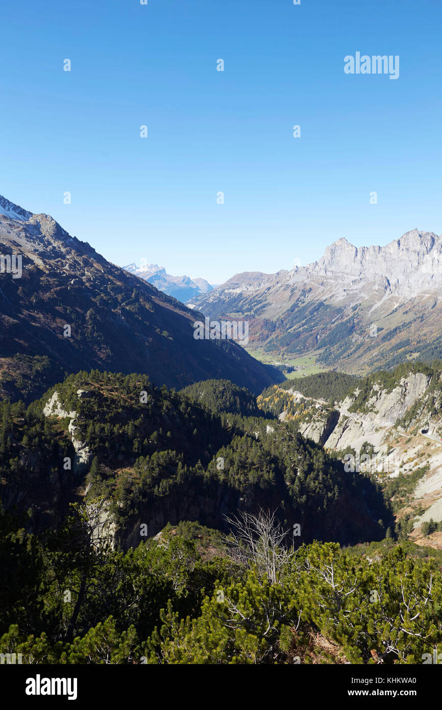 Vue depuis le Susten Pass a ouvert ses portes en 1945, Gotthard Valle Reuss liens montagne avec le Hasli Vallée en Oberland Overland & Village Wassen, dans le canton d'Uri Banque D'Images