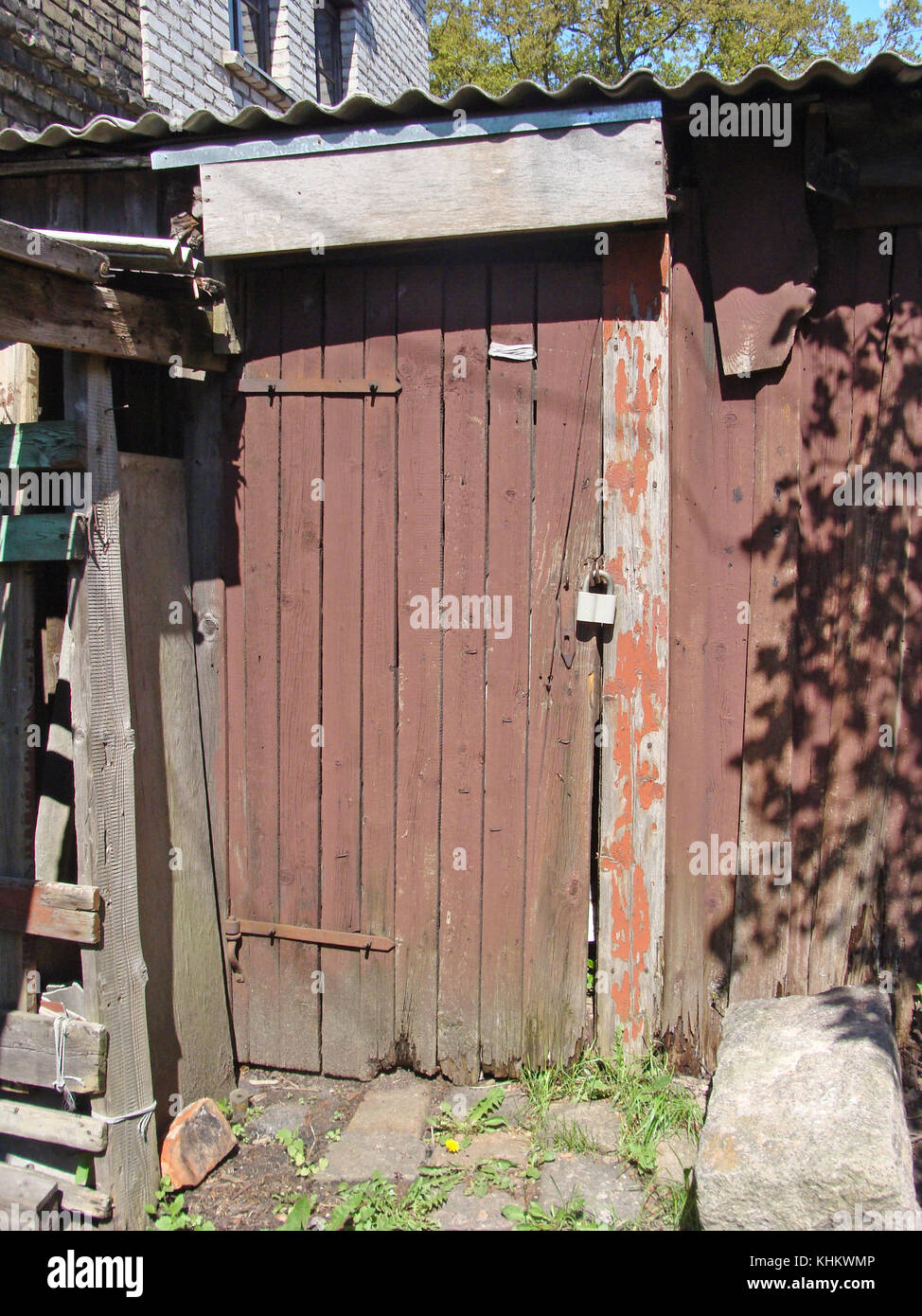 Ancienne petite grange en bois pour bois de chauffage tenant dans chambre cour. Banque D'Images Ancienne petite grange en bois pour bois de chauffage tenant dans chambre cour. Banque D'Images