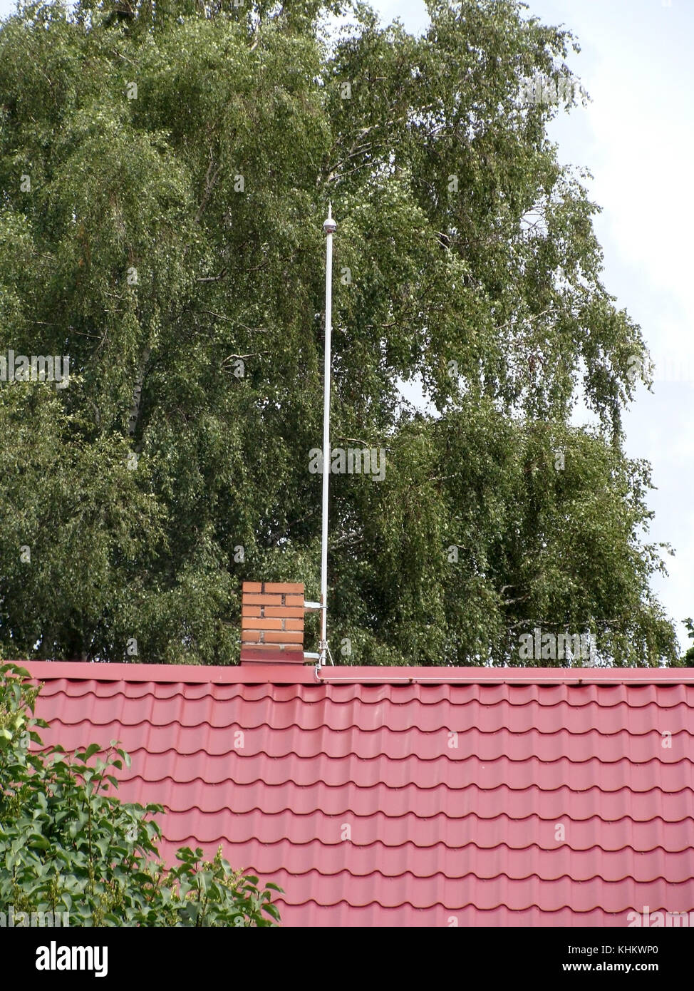 Parafoudre pour fixe cheminée sur la toiture métallique rouge Photo Stock -  Alamy