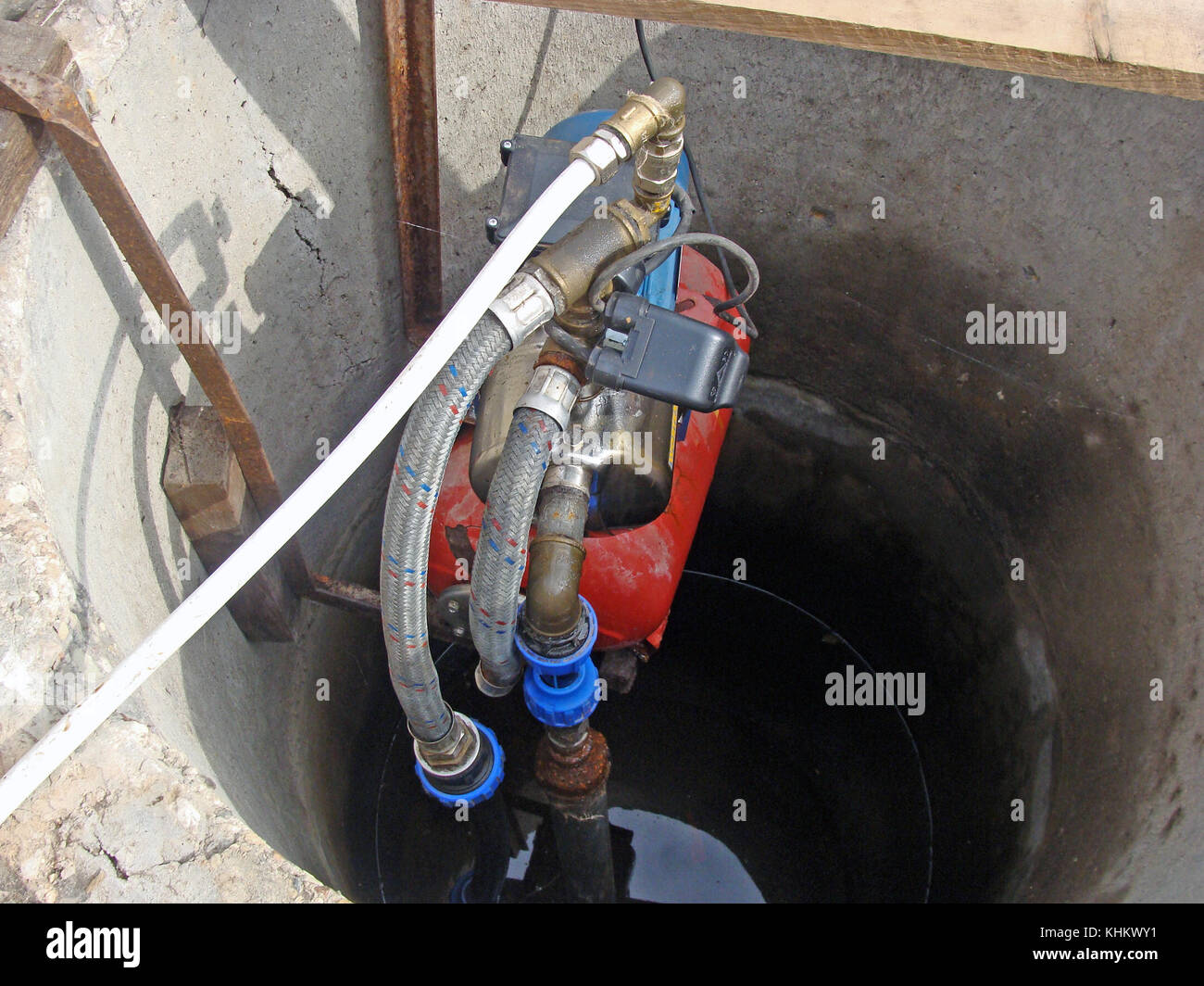 Nica, la Lettonie - Juillet 24, 2016 : pompe électrique automatique est monté à l'intérieur même de chaque chambre, l'approvisionnement en eau. Banque D'Images