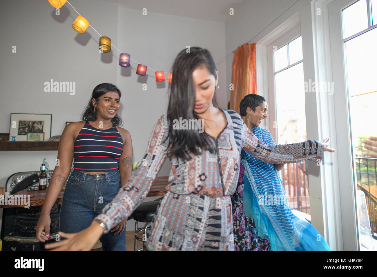 Les jeunes femmes dancing at a party Banque D'Images