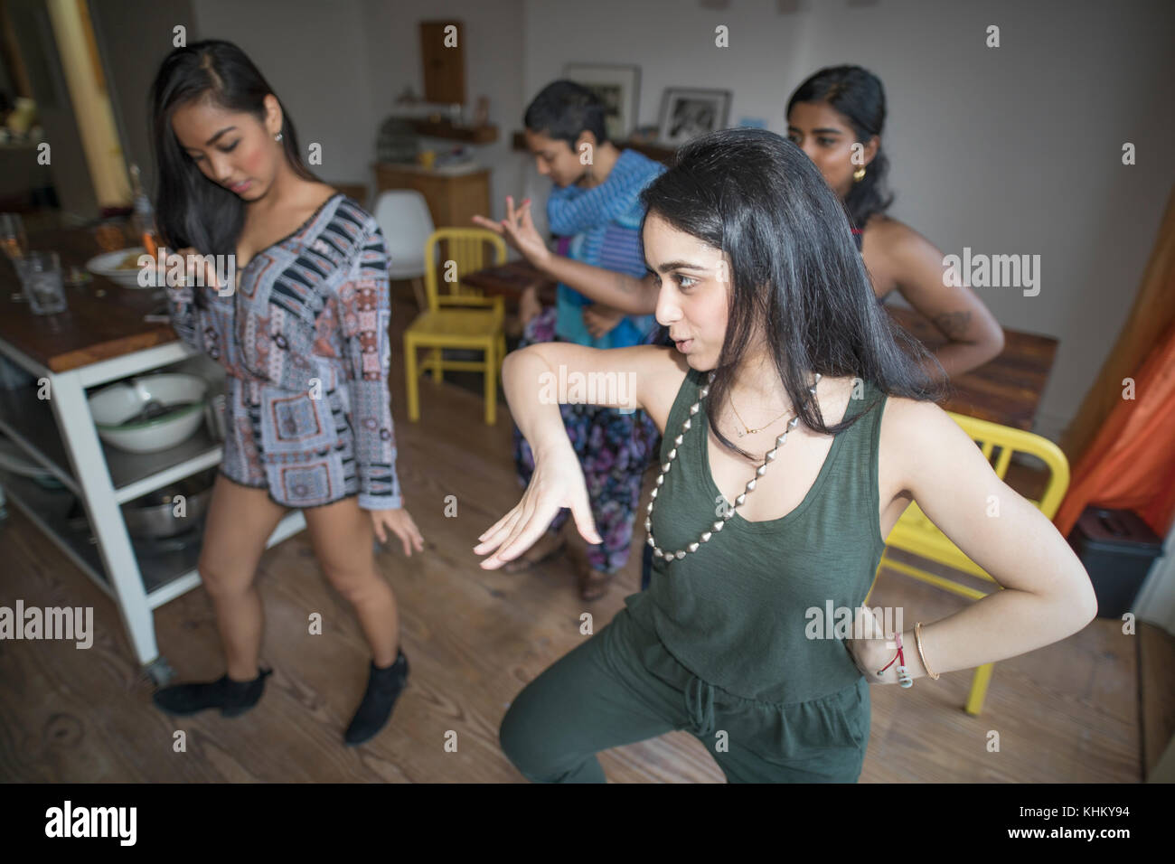 Les jeunes femmes dancing at a party Banque D'Images