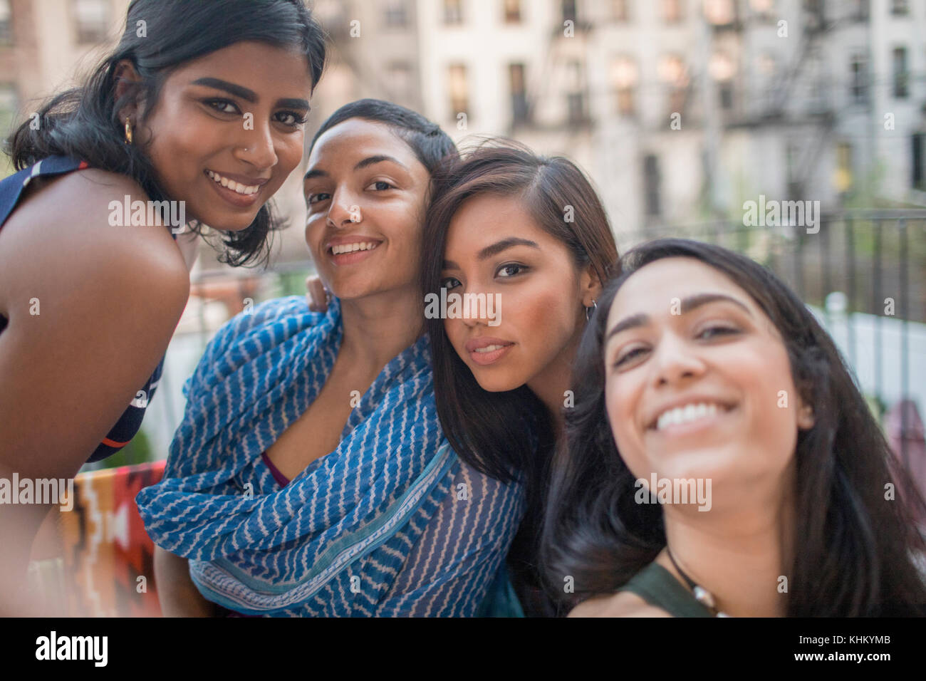 Les jeunes femmes qui posent pour une photo lors d'une partie en même temps Banque D'Images