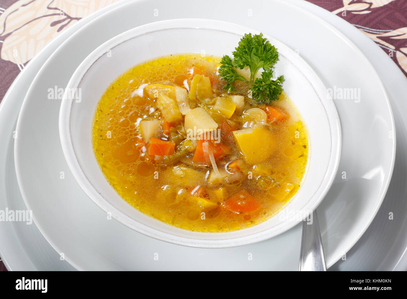 La plaque avec la soupe aux légumes avec les poireaux, les courgettes, les carottes et le persil Banque D'Images