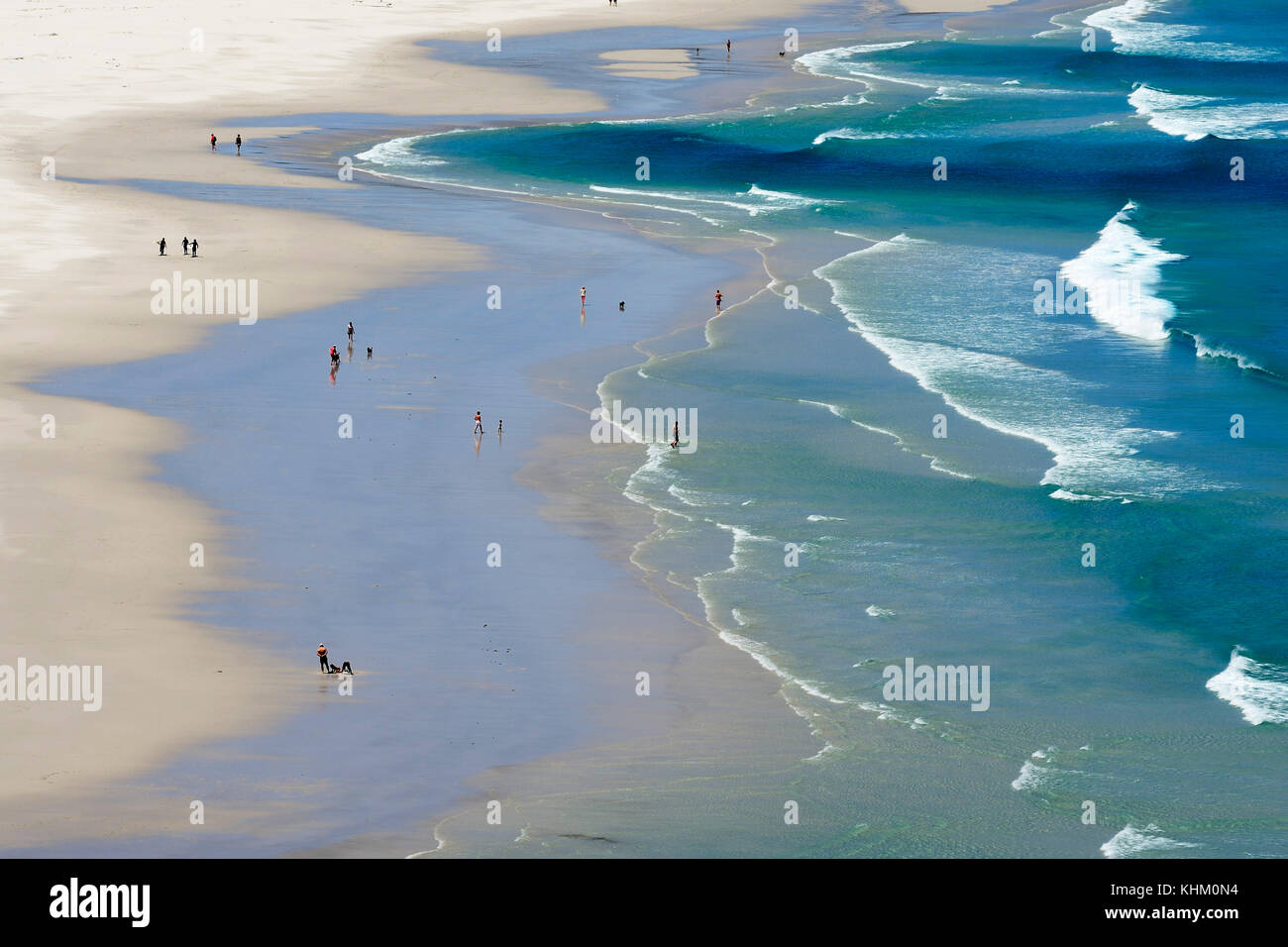 Une large plage de sable avec des vagues, noordhoek Beach, Cape Town, Western Cape, Afrique du Sud Banque D'Images