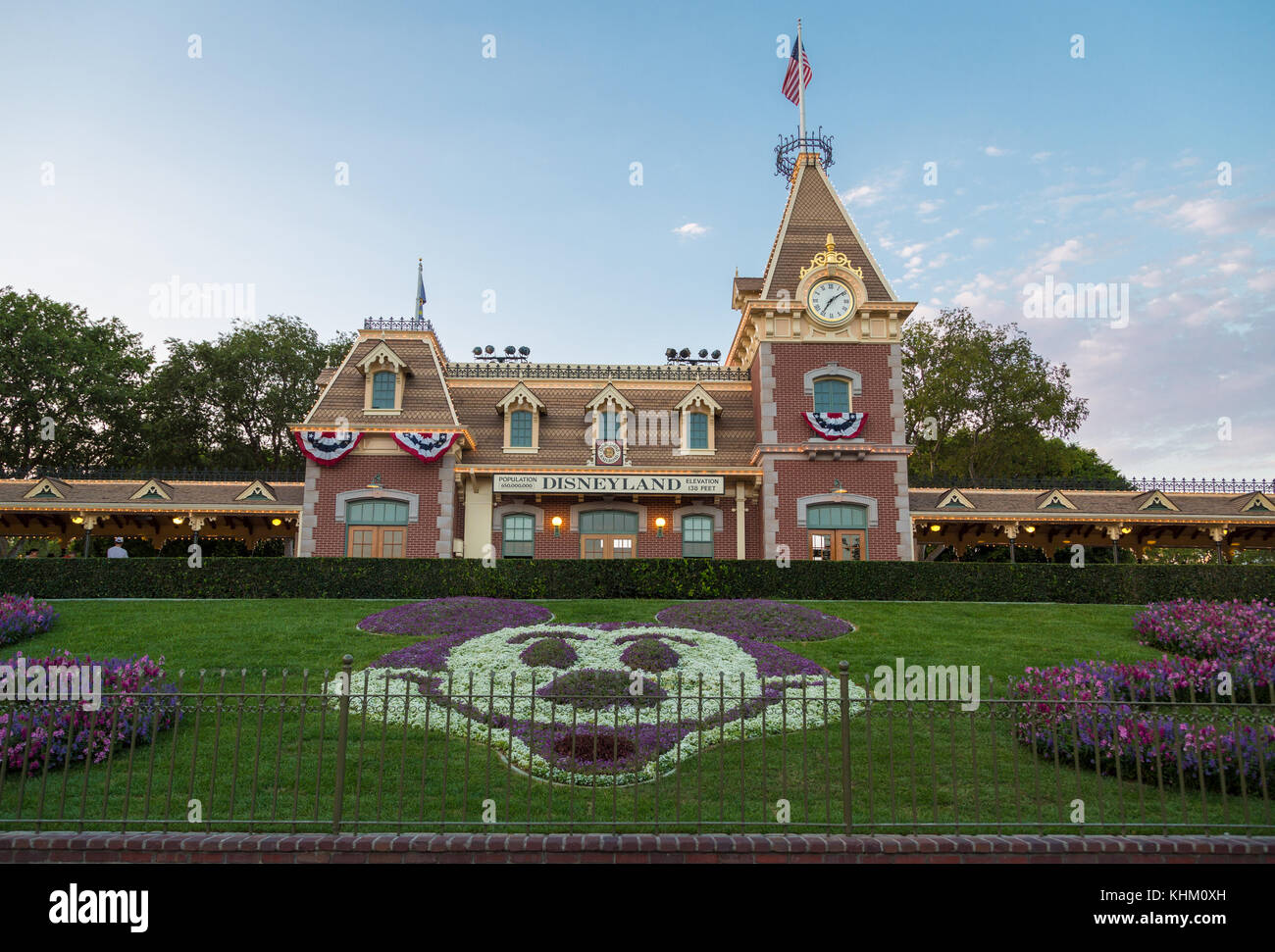 Disneyland railroad station, avant Mickey Mouse fait de fleurs, de Disneyland, Anaheim, California, USA Banque D'Images