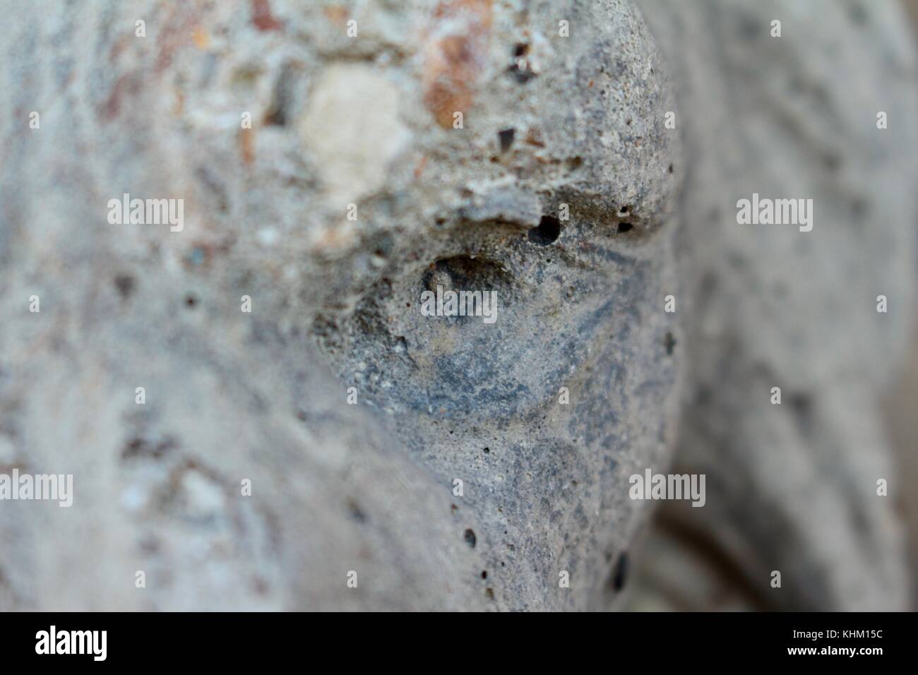 Close up de l'œil gauche de béton gris lion jardin, jardin ornement, à l'image d'un dragon. Banque D'Images