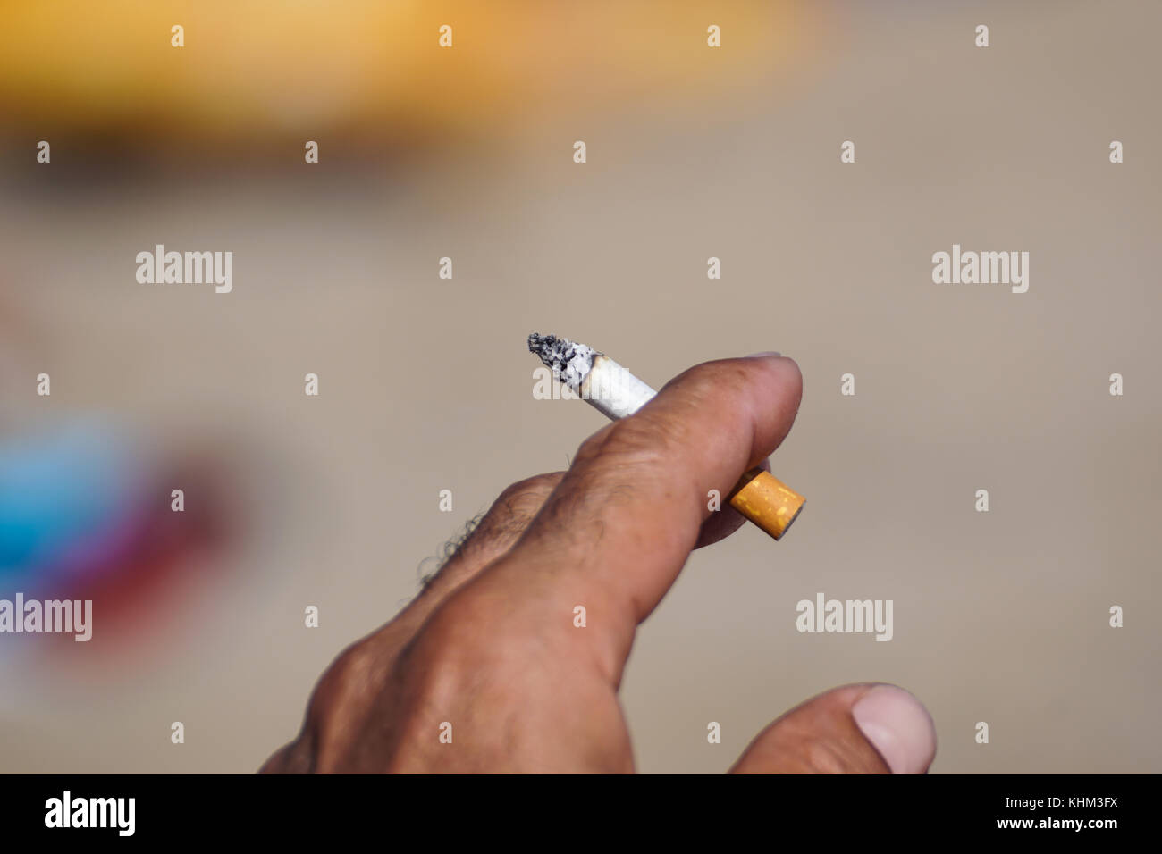 Fumeurs cendrier de mégots sur le sable sur la plage et activité de voyage Banque D'Images