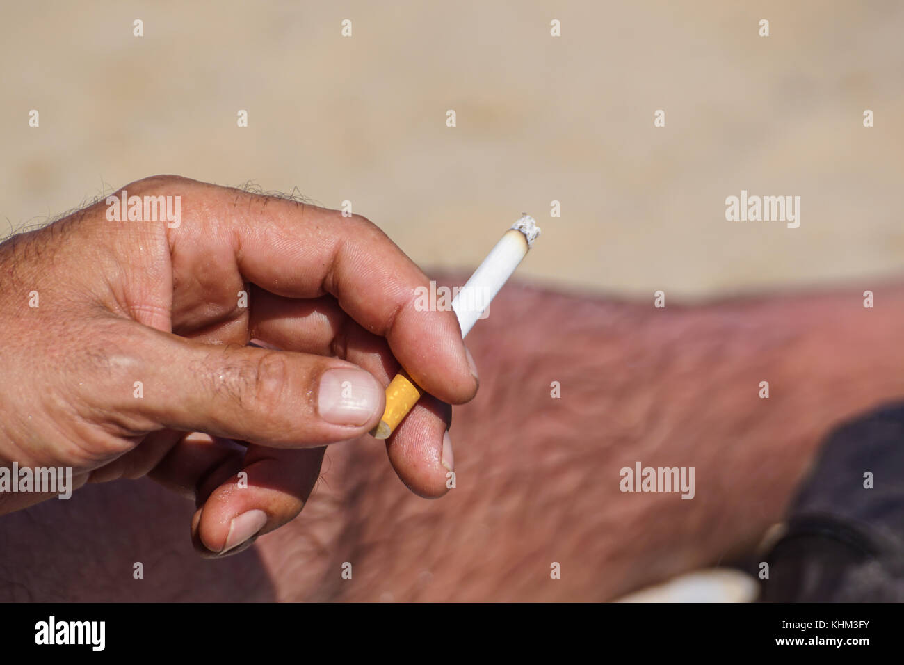 Fumeurs cendrier de mégots sur le sable sur la plage et activité de voyage Banque D'Images