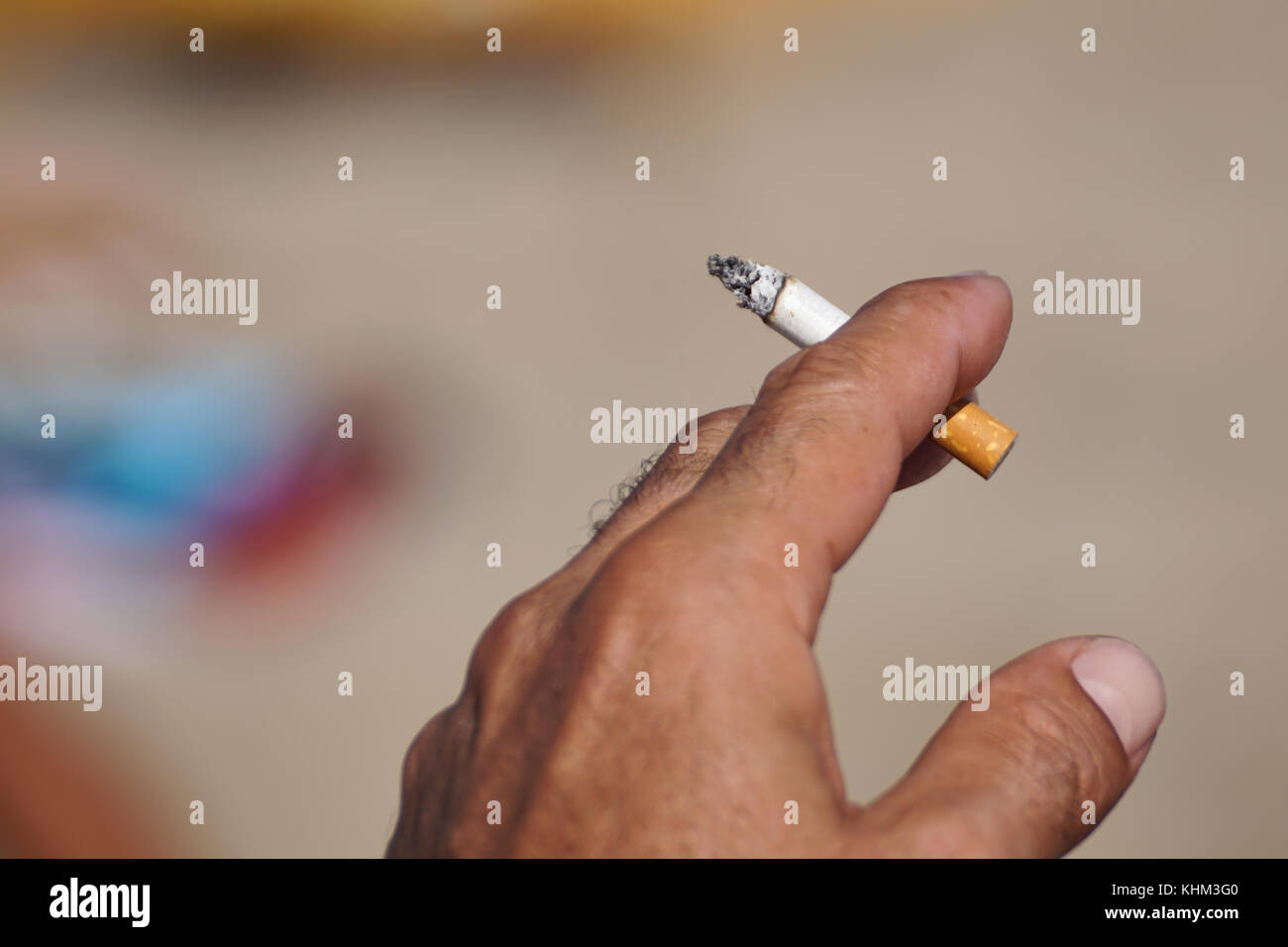 Fumeurs cendrier de mégots sur le sable sur la plage et activité de voyage Banque D'Images