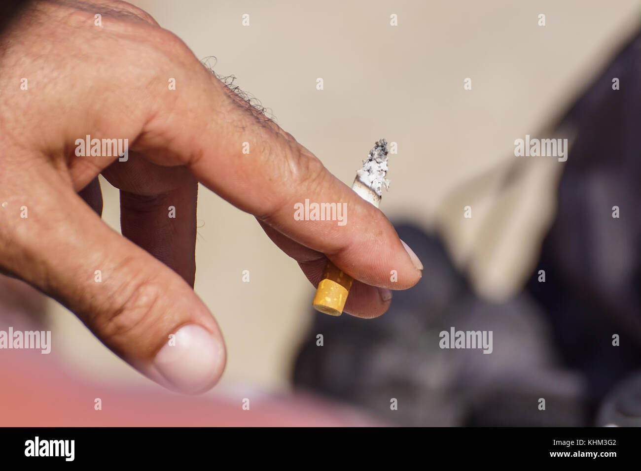 Fumeurs cendrier de mégots sur le sable sur la plage et activité de voyage Banque D'Images