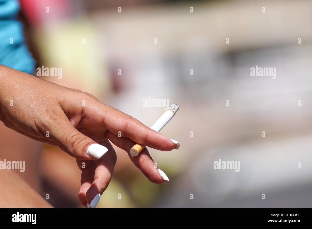 Fumeurs cendrier de mégots sur le sable sur la plage et activité de voyage Banque D'Images