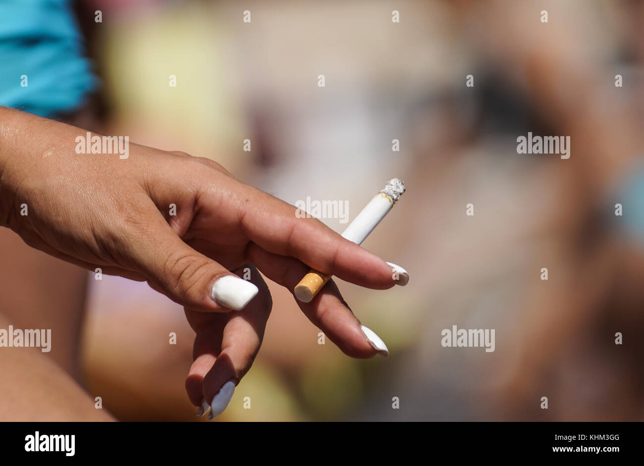 Fumeurs cendrier de mégots sur le sable sur la plage et activité de voyage Banque D'Images