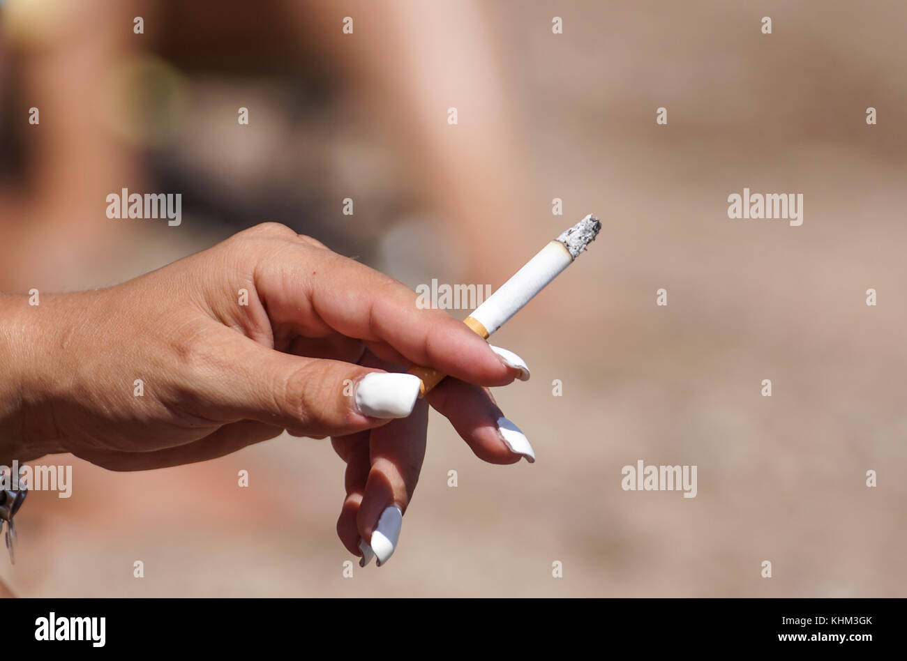 Fumeurs cendrier de mégots sur le sable sur la plage et activité de voyage Banque D'Images