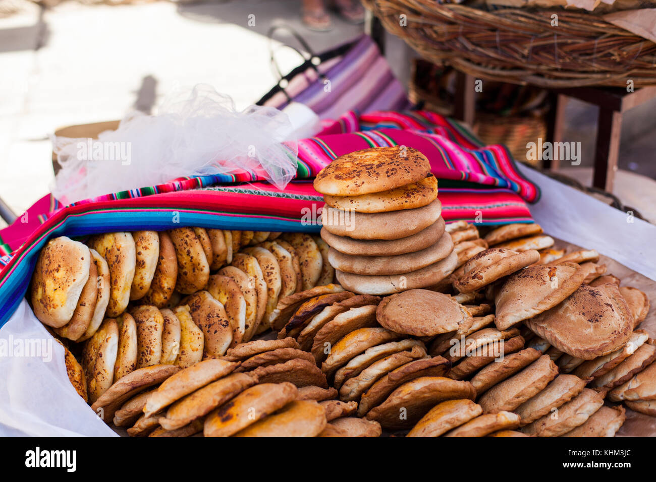 Tarata, Cochabamba, Bolivie s.a. - Octobre 2017 : un boulanger vend du pain (pan) le long de la route pavée calme de colonial tarata, Bolivie. Banque D'Images