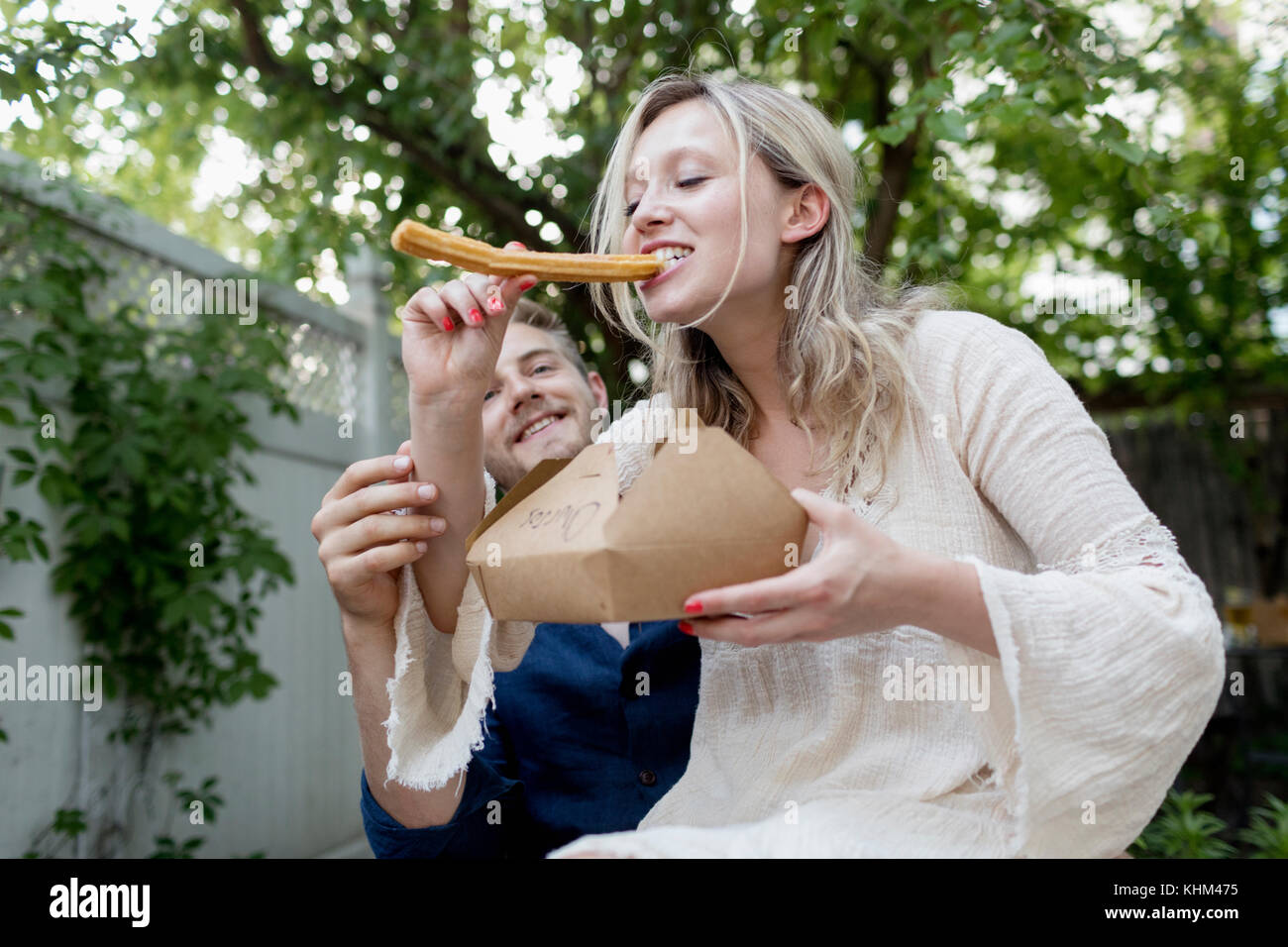 Couple eating churros ensemble Banque D'Images