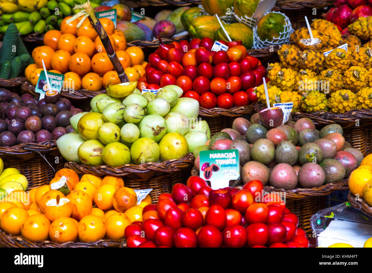 Fruits exotiques colorées display at a market stall à mercado dos Lavradores, Funchal, Madère Banque D'Images