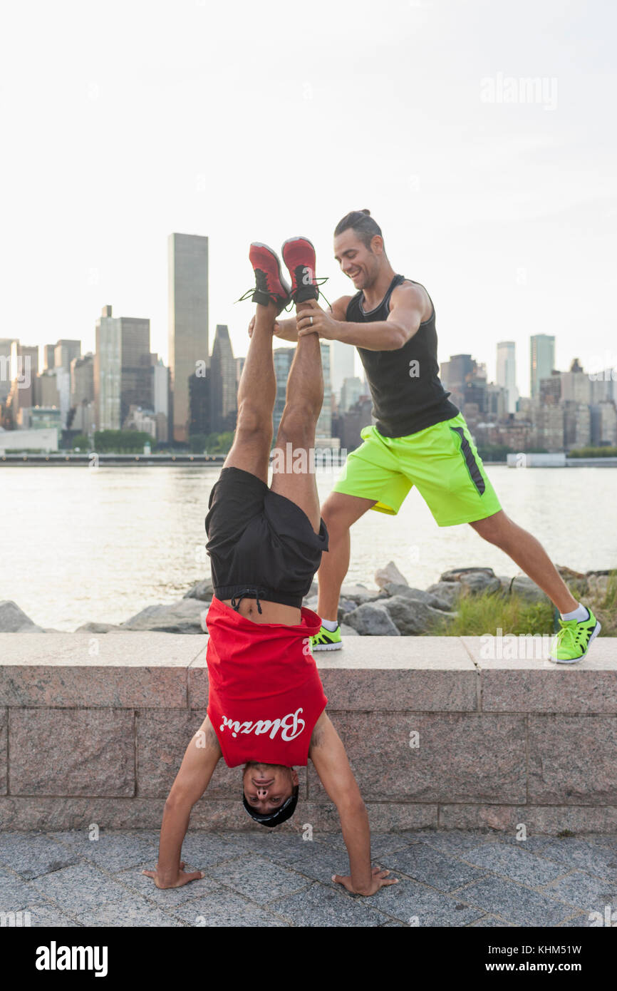 Gay couple working out ensemble Banque D'Images