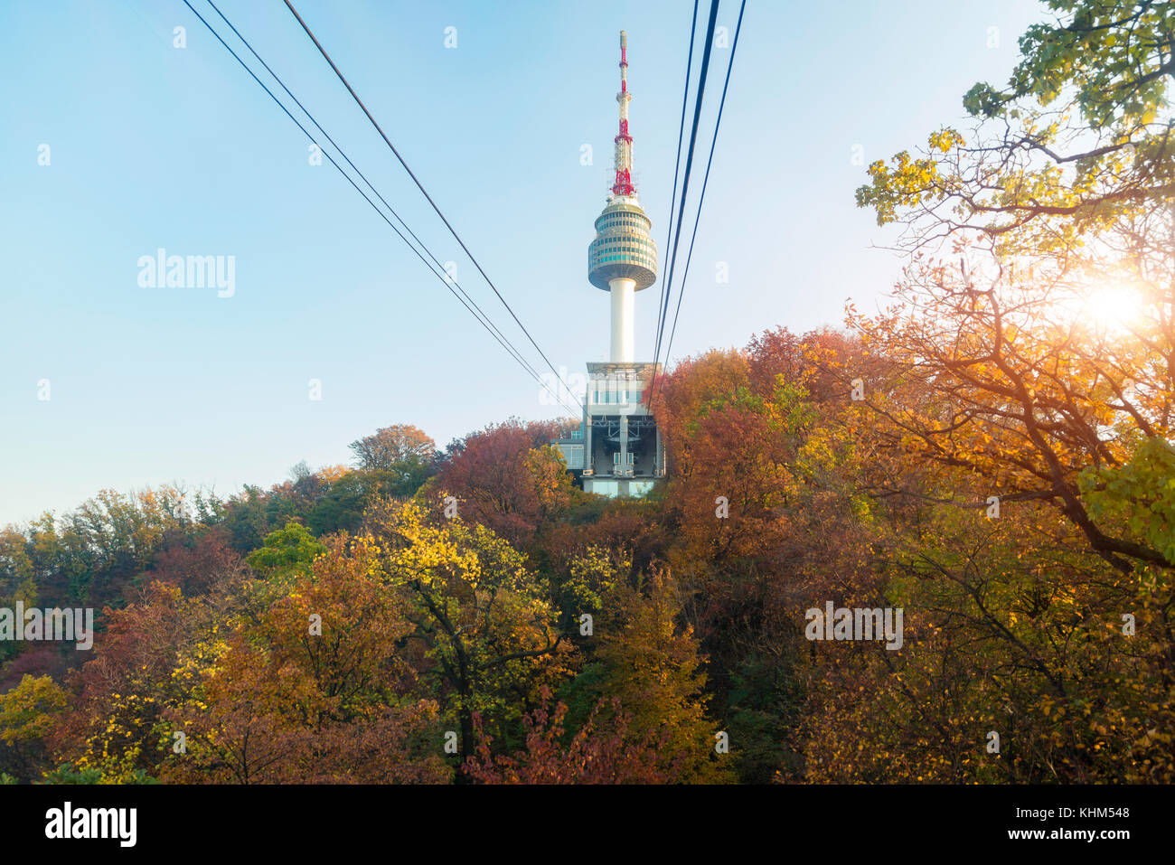 N Séoul tour namsan avec la ligne de cable car à l'heure du coucher de soleil en automne à Séoul, Corée du Sud. Banque D'Images