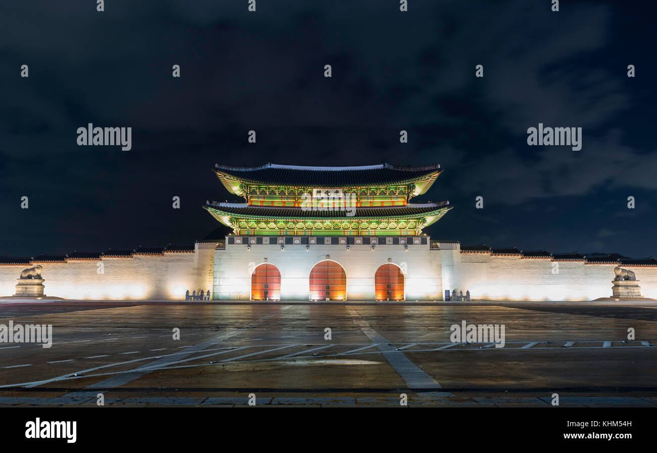 Porte gwanghwamun à geyongbokgung palace à Séoul au cours de la nuit, la Corée du Sud. Banque D'Images