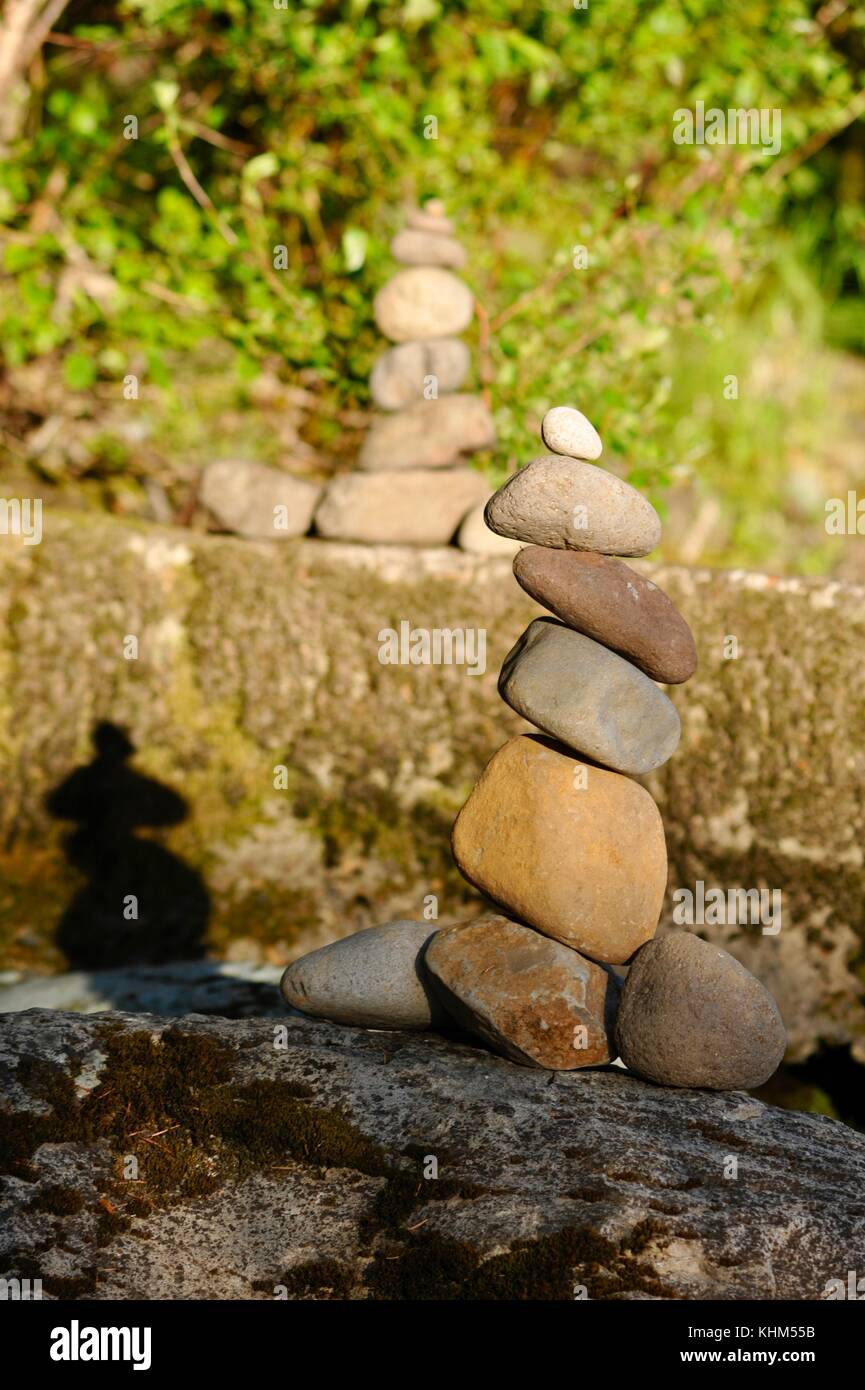 Cairn de pierres empilées soigneusement équilibrée ou dans une tour à breitenbush hot springs, Mt. Hood National Forest dans la ville de montagne de Detroit, Oregon Banque D'Images