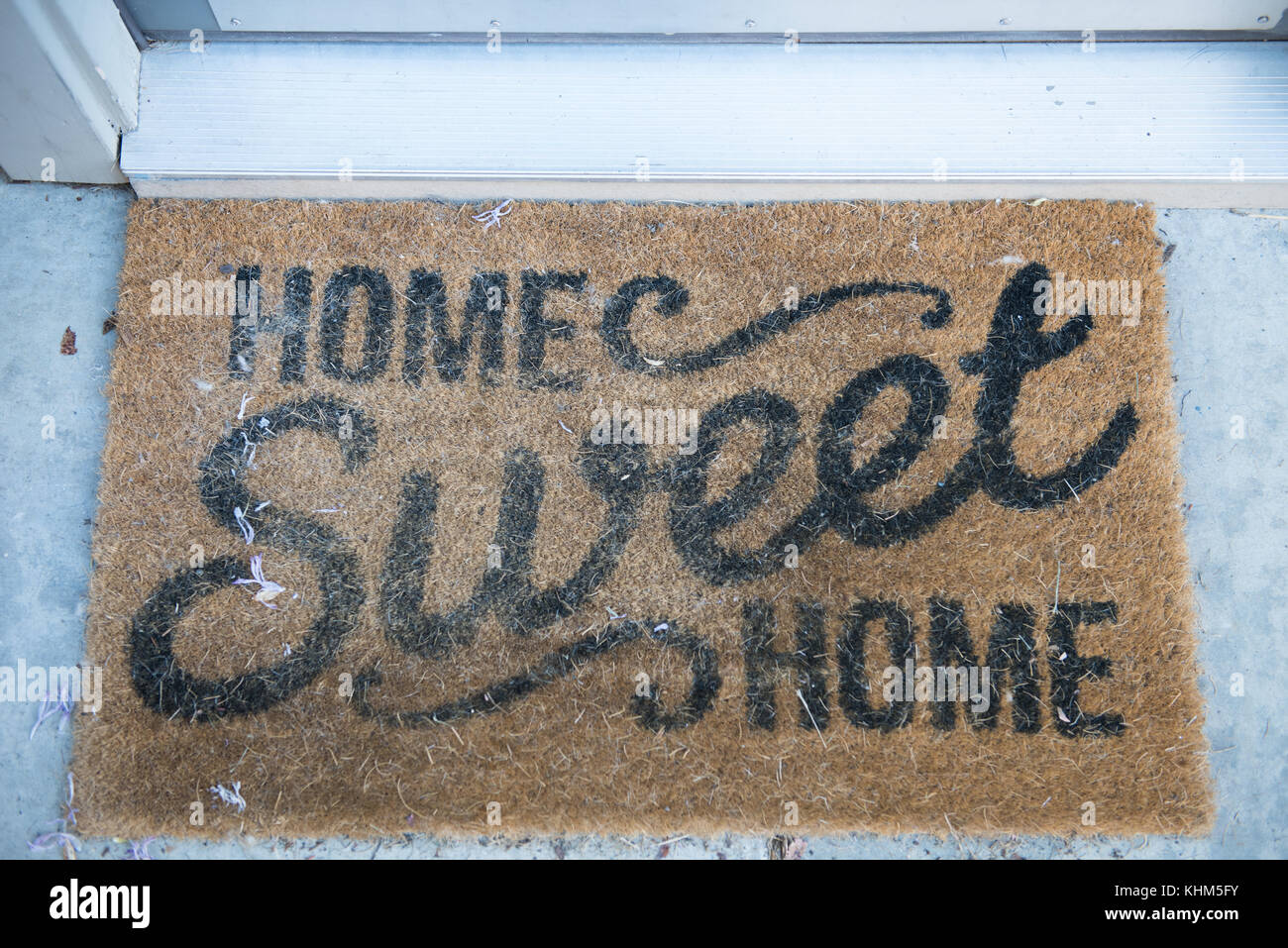 Home sweet home welcome mat en face de porte Banque D'Images