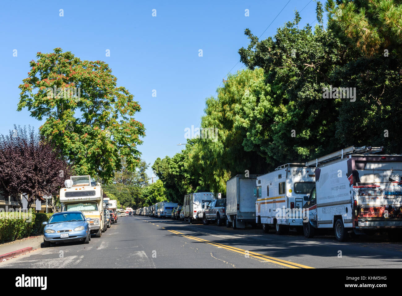Les véhicules garés le long de crisanto street à Mountain View, Californie abritent de nombreuses dans la région de la baie. Banque D'Images
