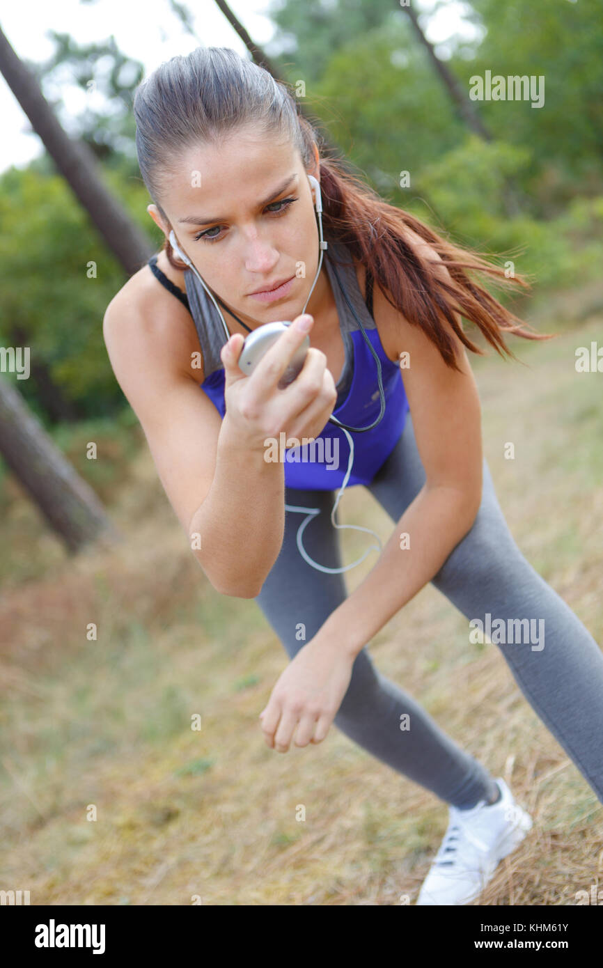 Jeune femme jogger prêt à exécuter Banque D'Images