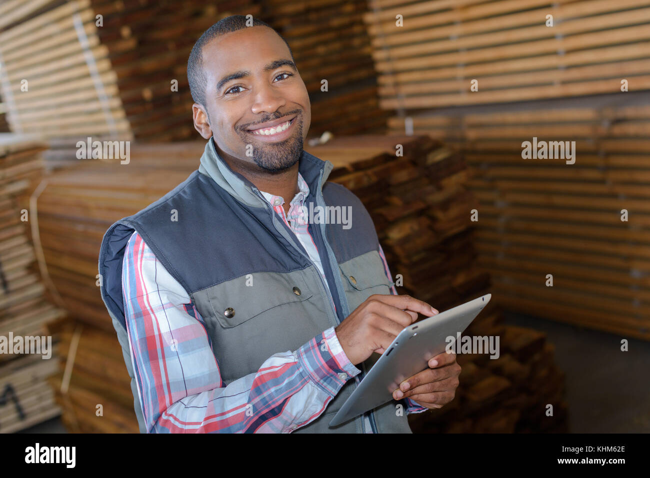 Commis d'entrepôt holding a tablet Banque D'Images