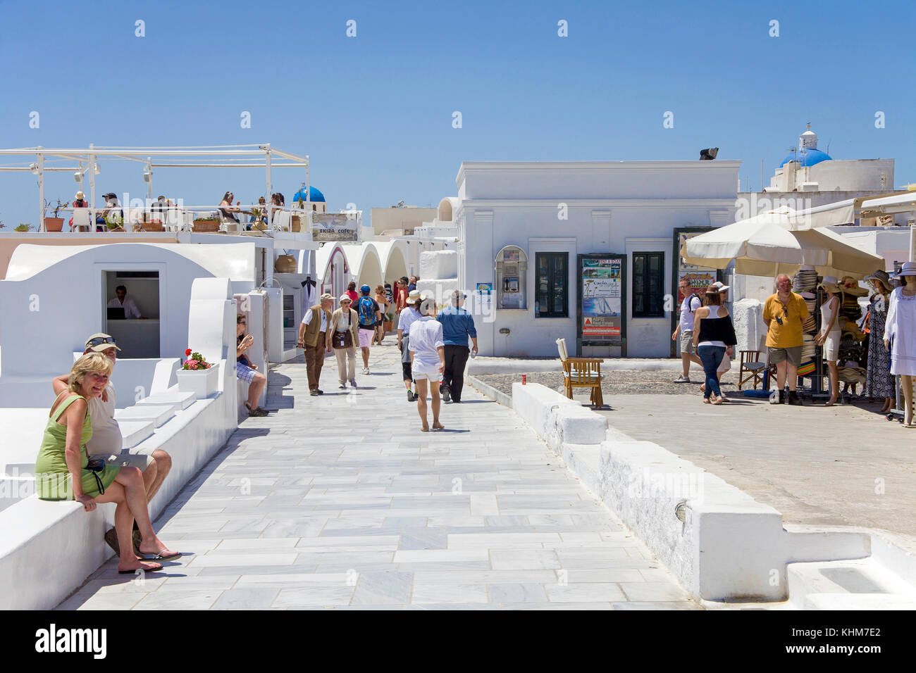 Promenade du bord du cratère marbré, commerçant à Oia, Santorin, Cyclades, l'île de la mer Égée, Grèce Banque D'Images