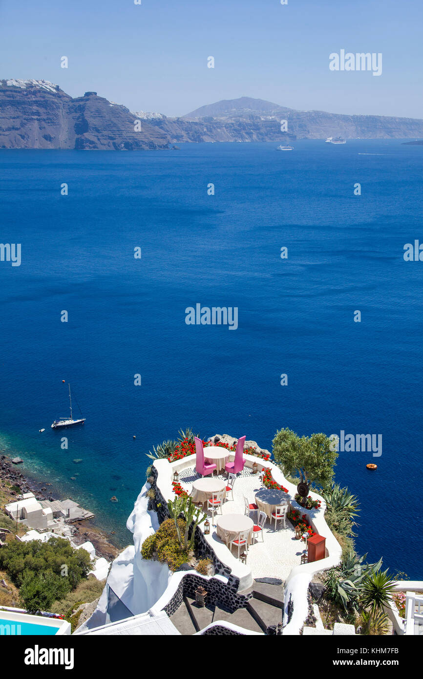 Table à manger, d'une terrasse romantique sur la falaise, l'hôtel de luxe au bord du cratère, le village de Oia, Santorini, Cyclades, Grèce Banque D'Images