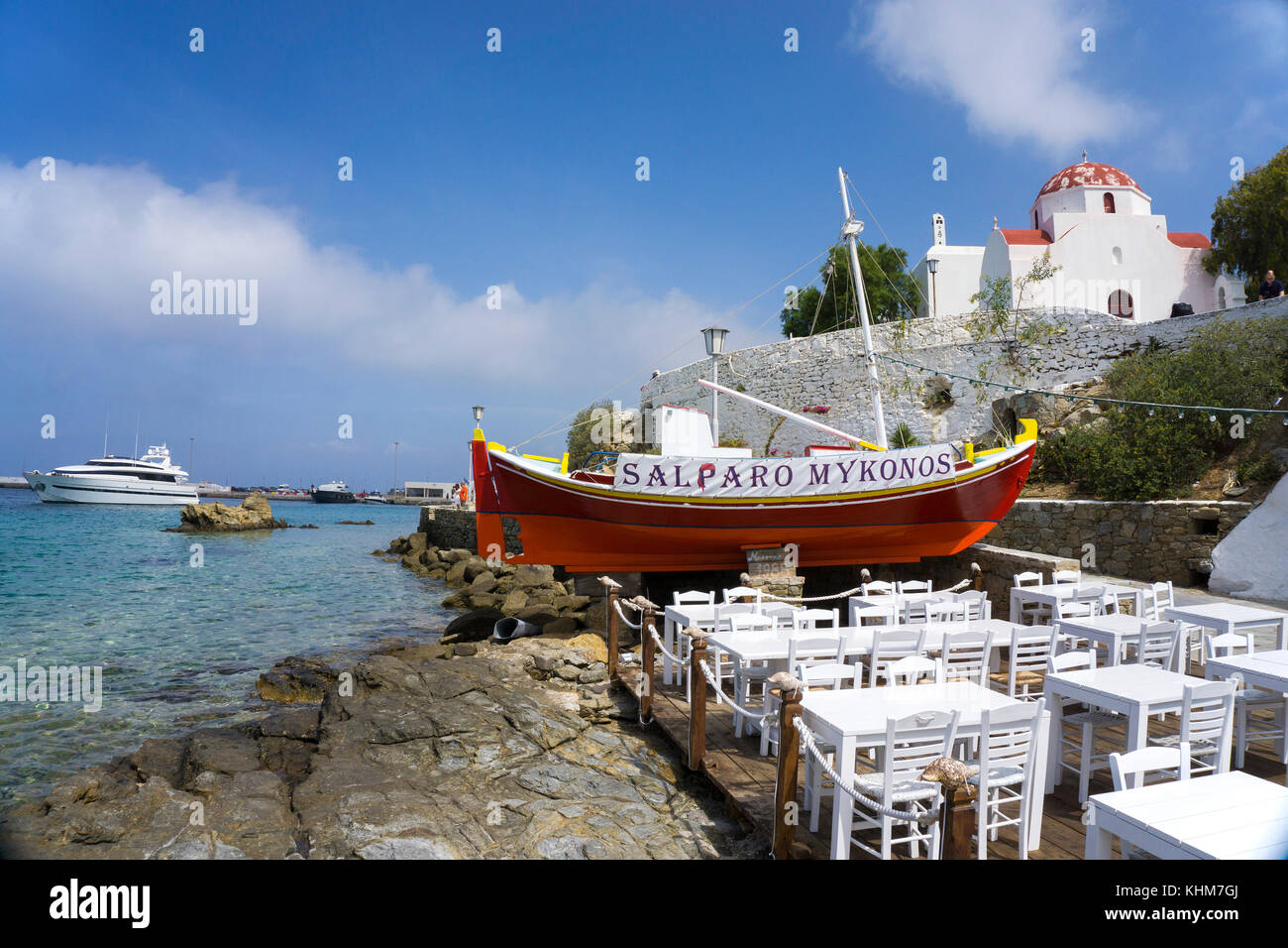 Taverne grecque à la plage, ancien bateau de pêche utilisé pour la décoration, Mykonos-ville, l'île de Mykonos, Cyclades, Mer Égée, Grèce Banque D'Images